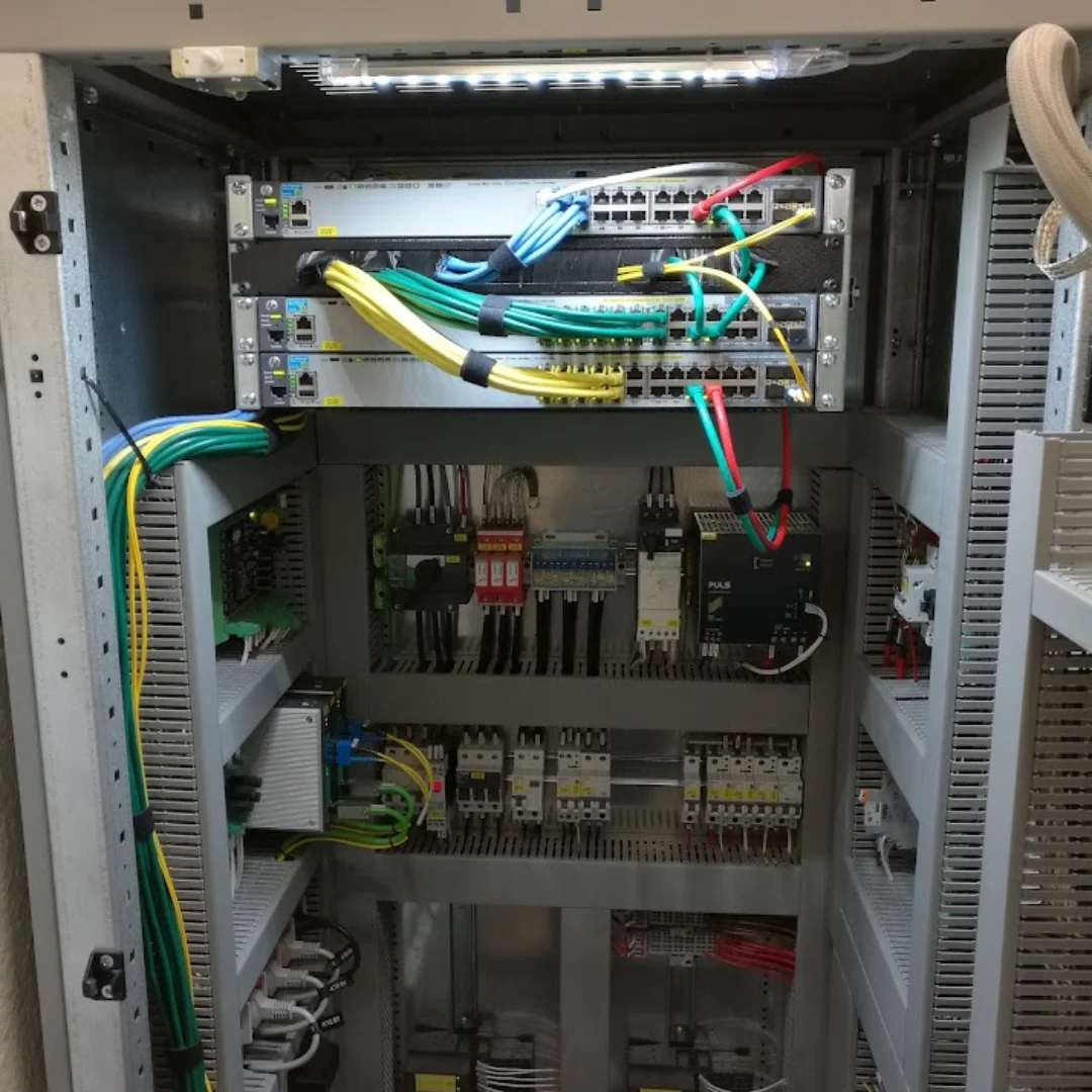 Dettaglio patch panel con cablaggio certificato Cat.6A - Etichettatura professionale porte di rete