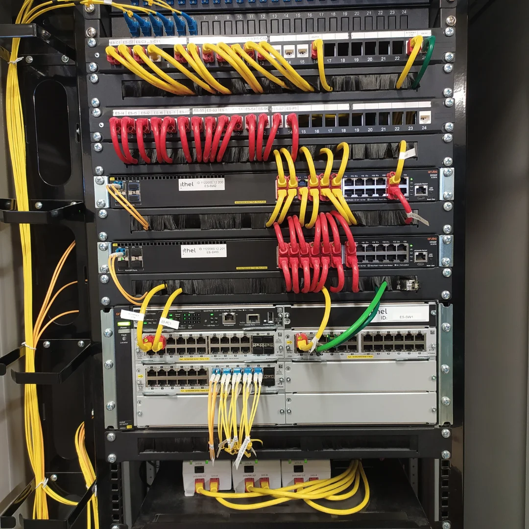 Armadio rack funivia completo con switch L2/L3, pannelli patch e cavi in fibra ottica con connettori LC
