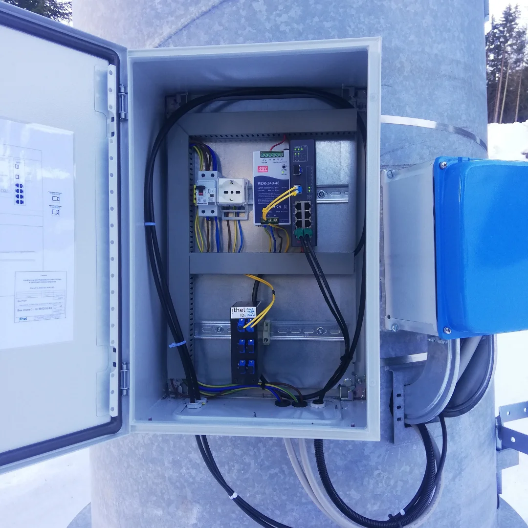 Quadro elettrico di rete su pilone funivia con switch industriale Hirschmann e alimentazione ridondante