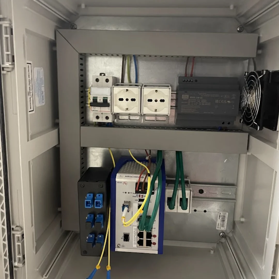 Box di rete per videosorveglianza con switch managed e sistema di alimentazione PoE