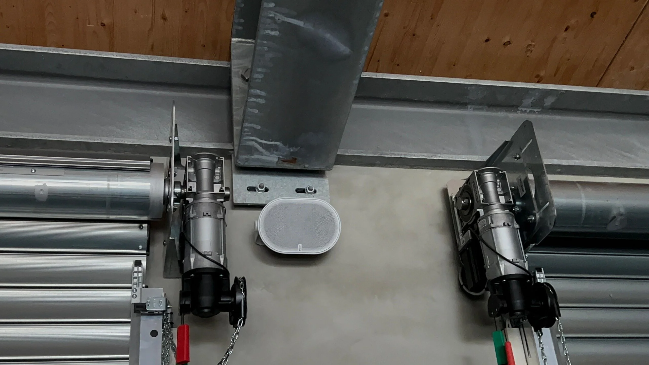 Installazione diffusori audio Axis C1110-E su impianto a fune - Sistema audio IP professionale per annunci, musica di sottofondo e comunicazioni emergenza