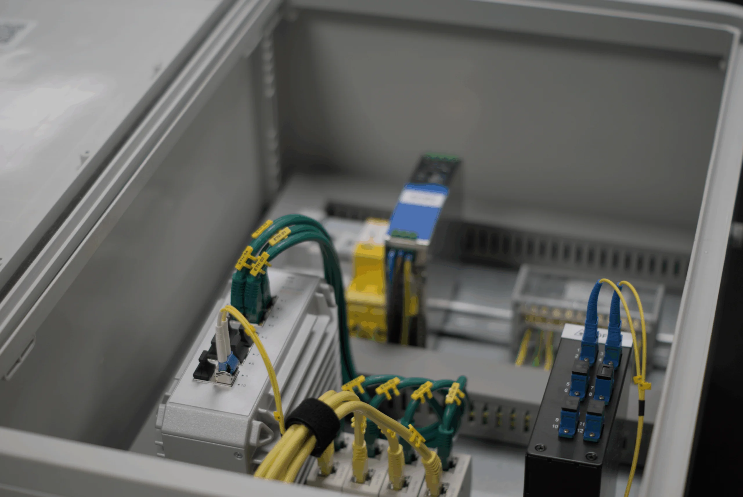 Box di rete outdoor con connettori in fibra ottica SC/APC e switch industriale con porte in rame e SFP