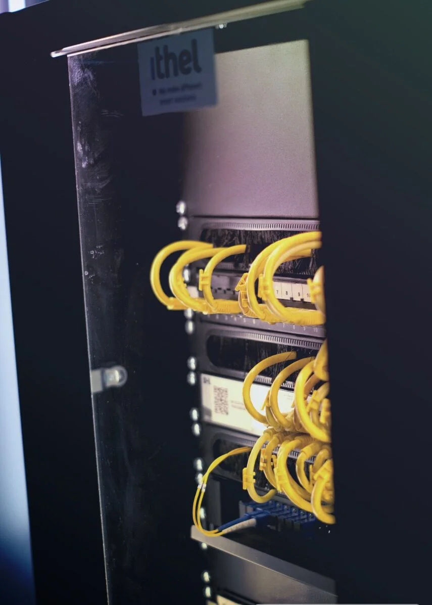 Infrastruttura di rete enterprise con switch, router e cablaggio strutturato per networking aziendale ad alte prestazioni