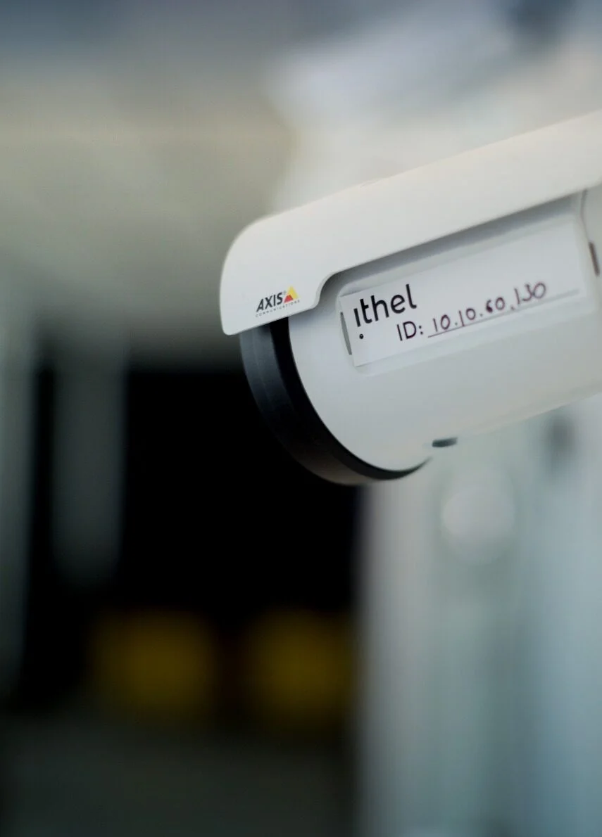 Sistema di videosorveglianza intelligente con telecamere IP e analisi video AI per sicurezza aziendale professionale