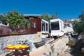 Cabina funicolare Milas con vista mare