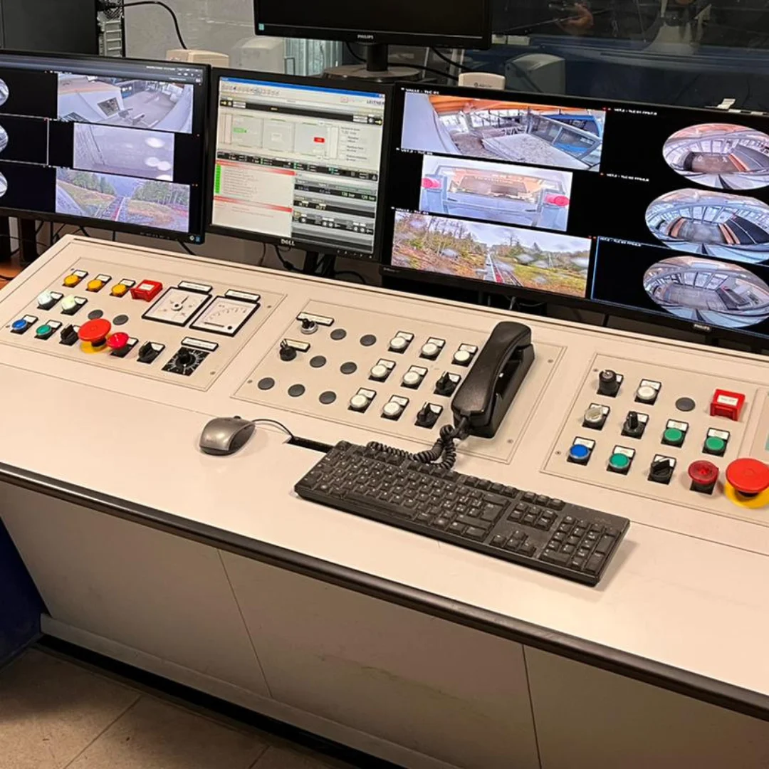 Console operatore funivia con sistema VoIP integrato - Pulpito controllo con telefoni IP, monitor videosorveglianza e pannelli comando centralizzati