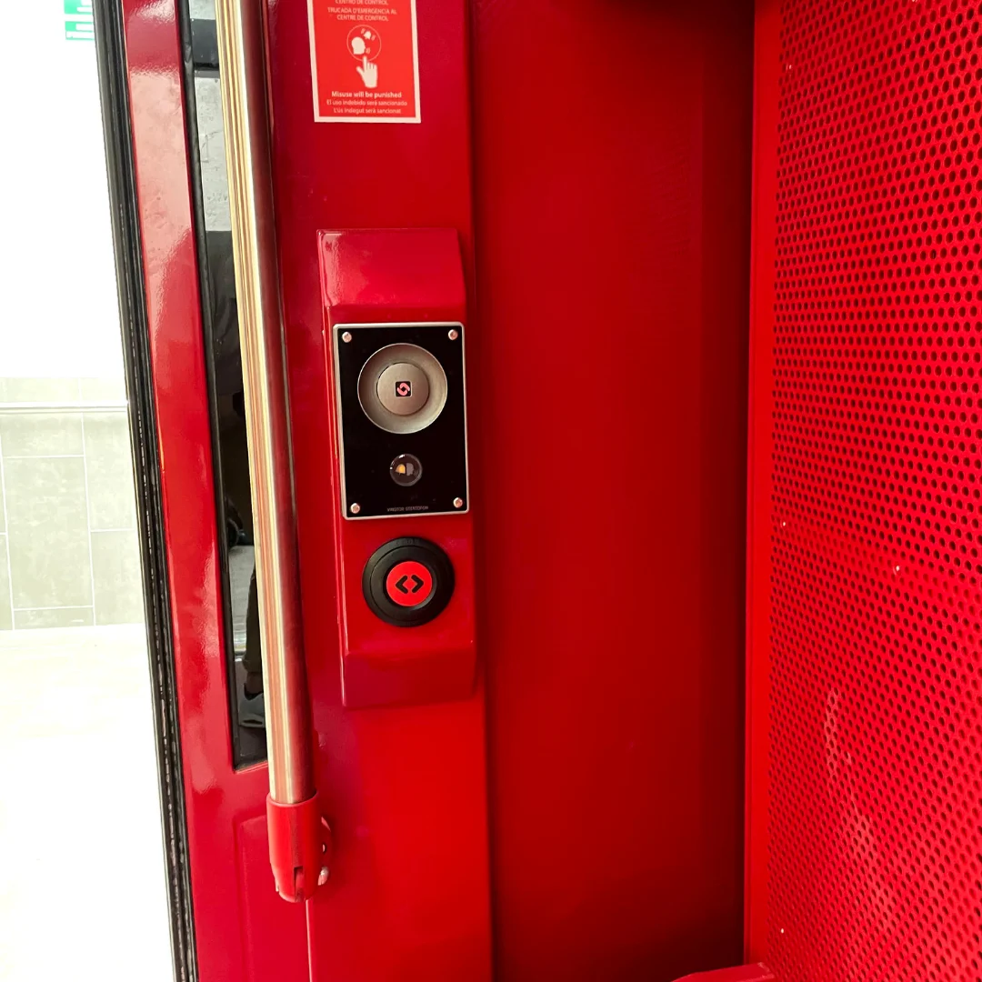 Sistema di chiamata emergenza funivia installato su cabina - Intercom IP per comunicazioni critiche passeggeri con speaker e pulsante rosso