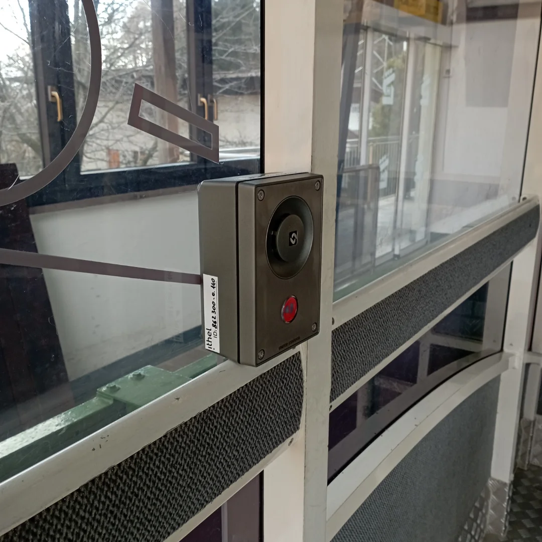 Pulsante di chiamata emergenza per funivia - Sistema intercom IP Stentofon installato su vetro per comunicazioni sicurezza impianti a fune