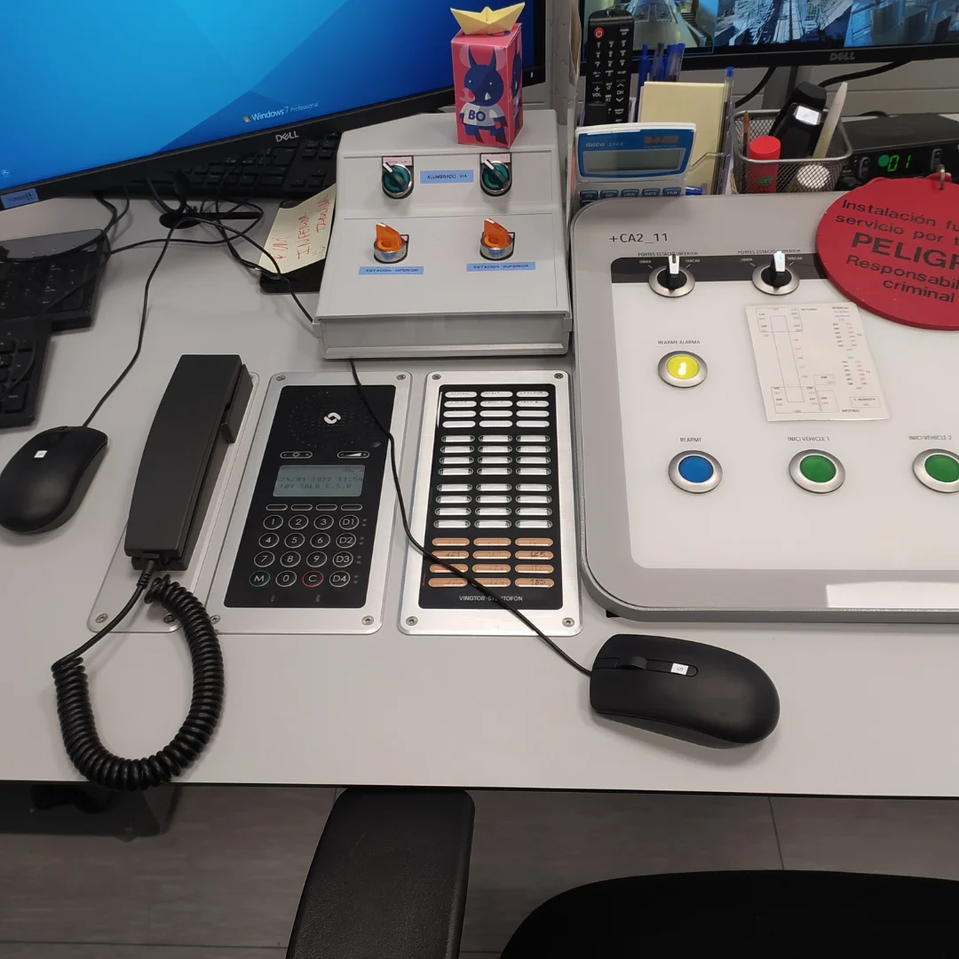 Sistema di chiamata integrato per funivia - Console controllo comunicazioni con telefoni IP, pannelli emergenza e interfaccia operatore