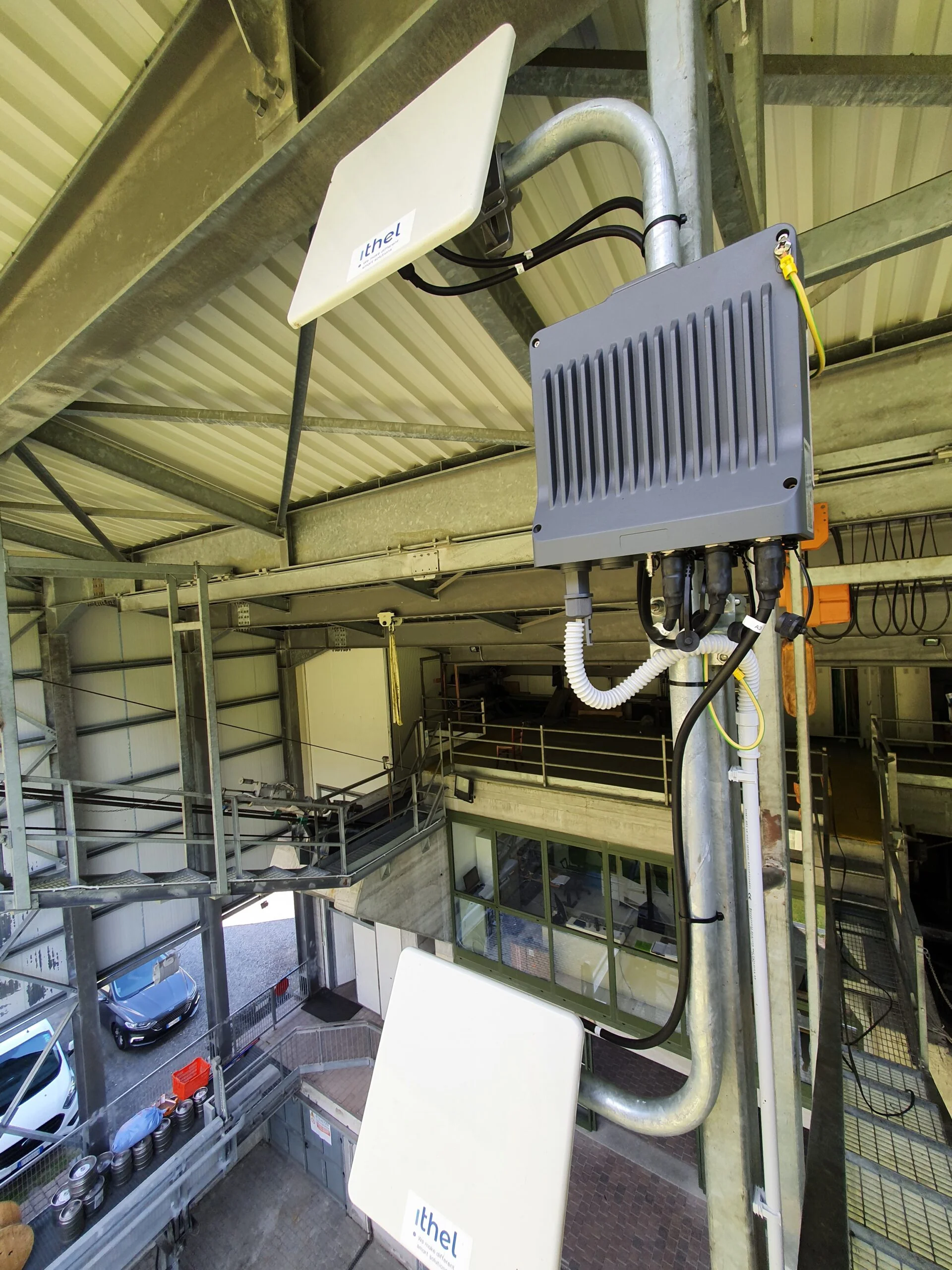 Ponte radio Radwin PTP su pilone per collegamenti wireless a lunga distanza in ambiente montano