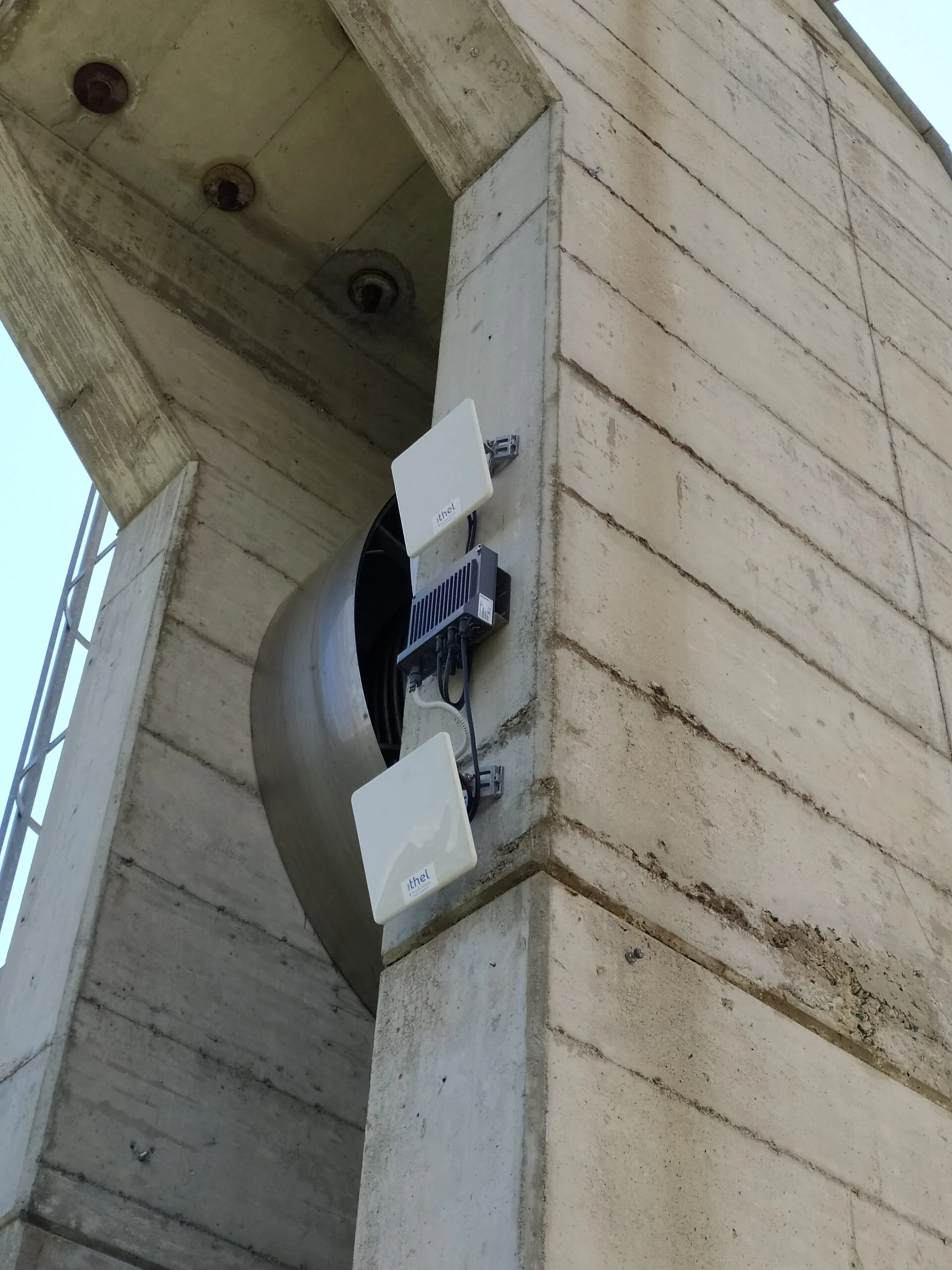 Access Point Cambium Networks outdoor con antenna settoriale per rete Wi-Fi enterprise su funivia