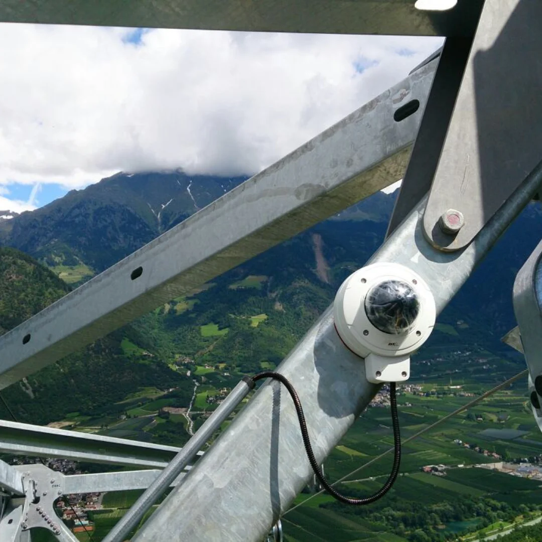 Telecamera IP su pilone funivia per videosorveglianza continua tracciato e sicurezza impianti di risalita