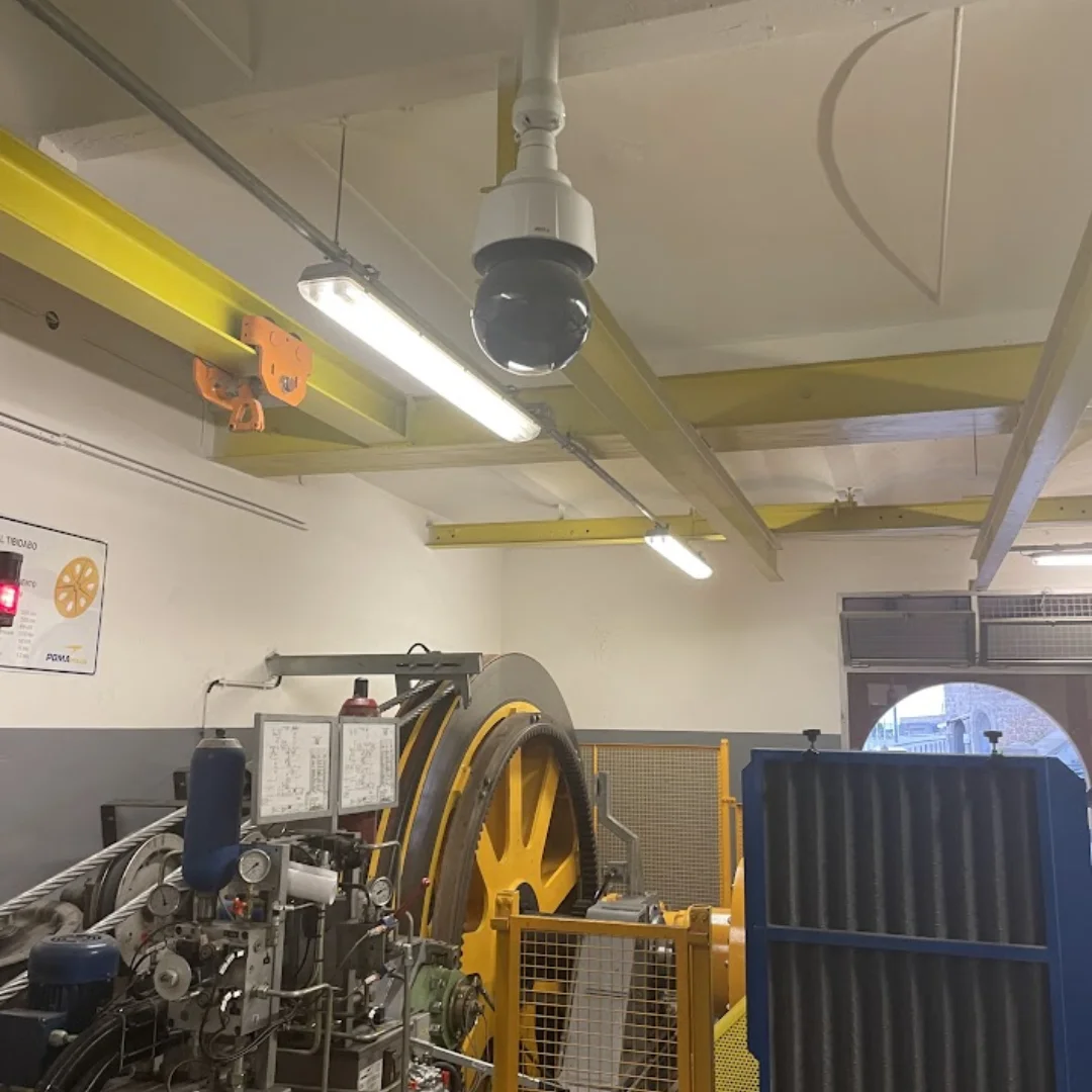 Videosorveglianza sala motori funivia - Telecamera IP dome per monitoraggio continuo macchinari e sicurezza impianti