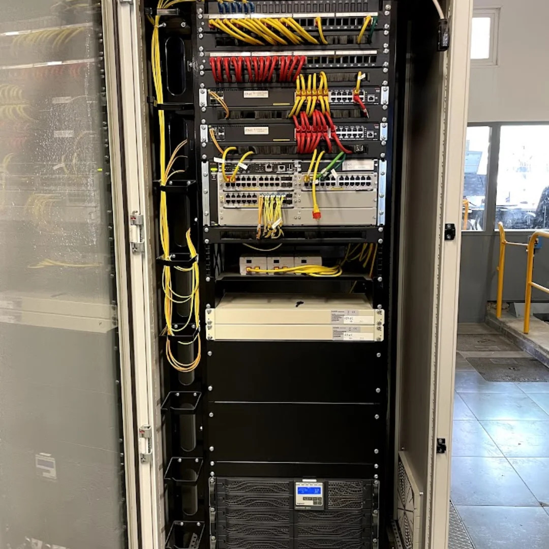 Installazione rack networking professionale con cablaggio colorato per identificazione VLAN - Switches Ithel