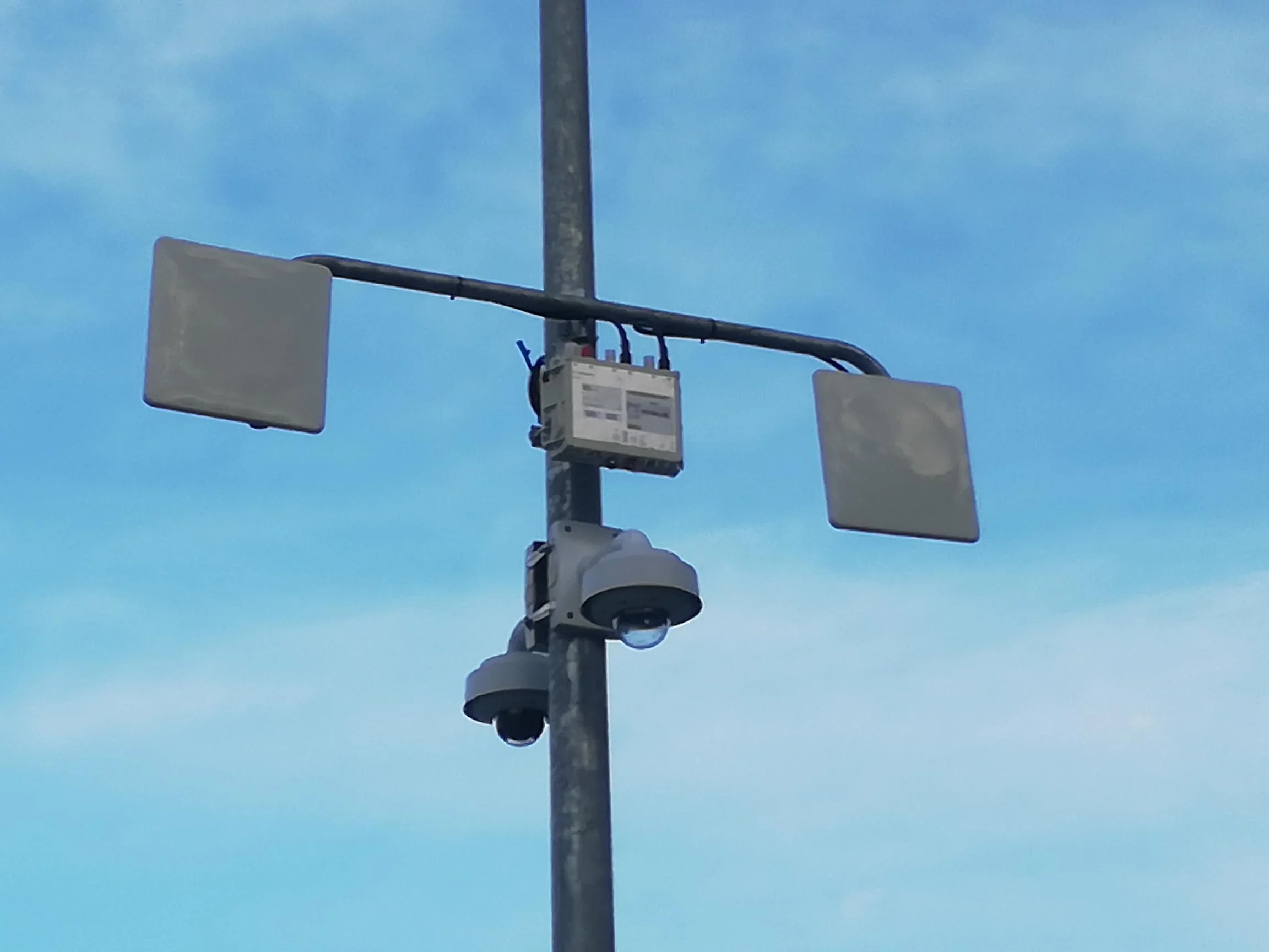 Antenne wireless Cambium Networks PTP installate sotto ponte per backhaul e connettività ad alta capacità