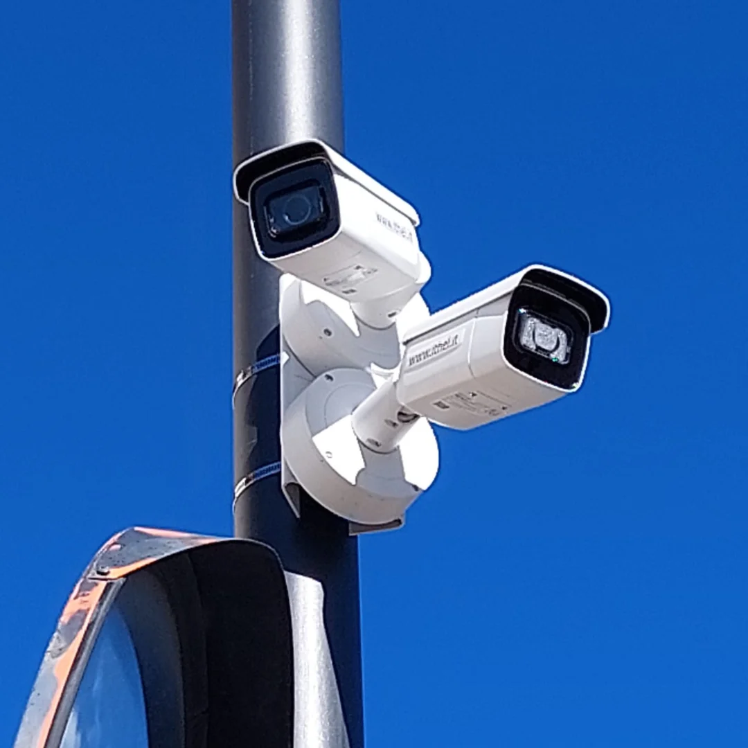 Telecamere IP professionali installate su palo per videosorveglianza urbana e monitoraggio sicurezza pubblica