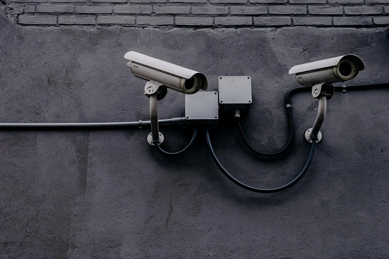 Control room con postazione operatore VMS Milestone XProtect - Monitor multipli per gestione videosorveglianza