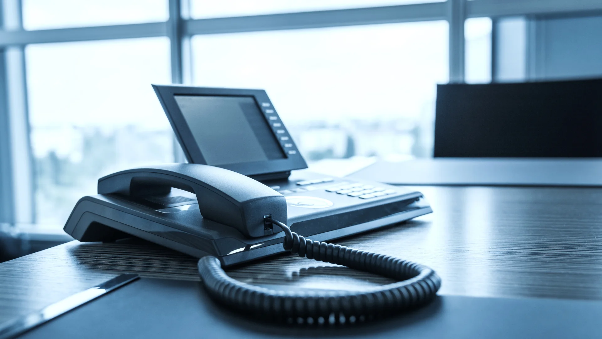 Telefono IP professionale Yealink o Cisco per centralino VoIP aziendale con display LCD e tasti funzione